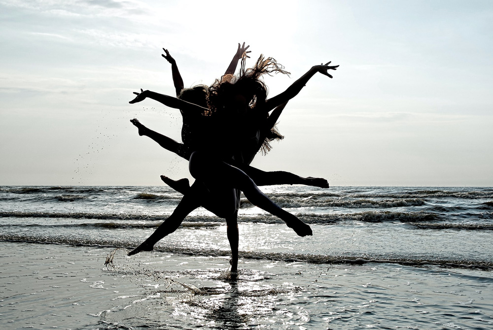 Ballerina che danza sul bagnasciuga